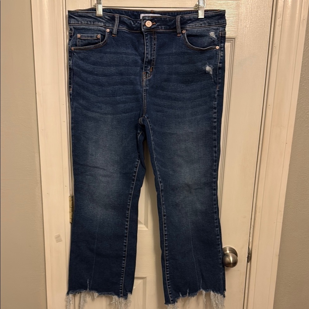 Zenana Outfitters Blue Cropped Ankle Jeans with Frayed Hem #586